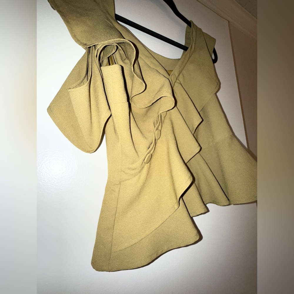 LOVERS + FRIENDS Shiloh Top in Army Green SIZE: SMALL - Picture 5 of 10